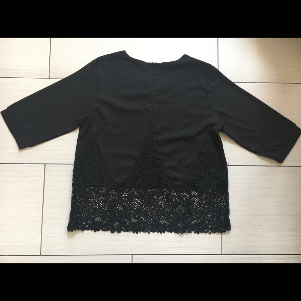 Women’s trendy top with matching lace. (Brand New)